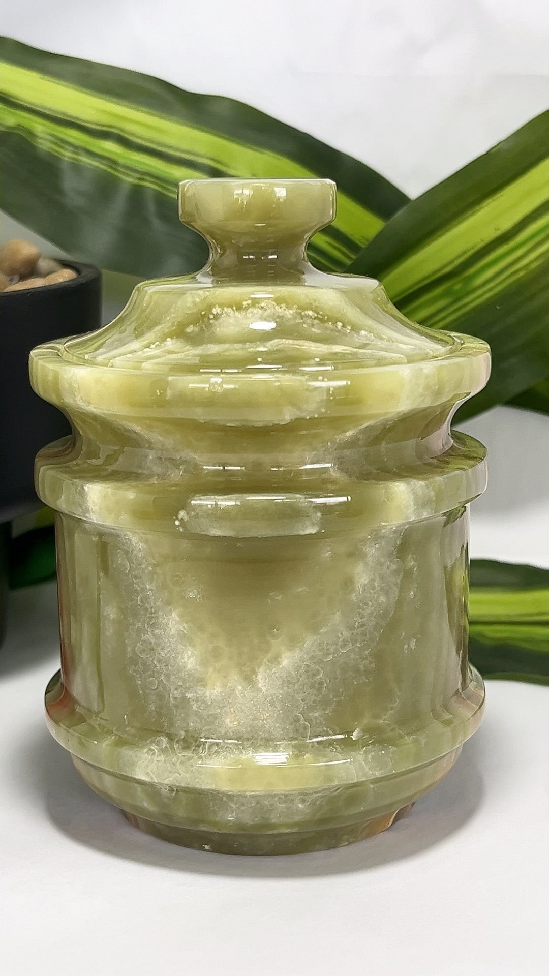 Green Banded Onyx Jar with Lid 576g